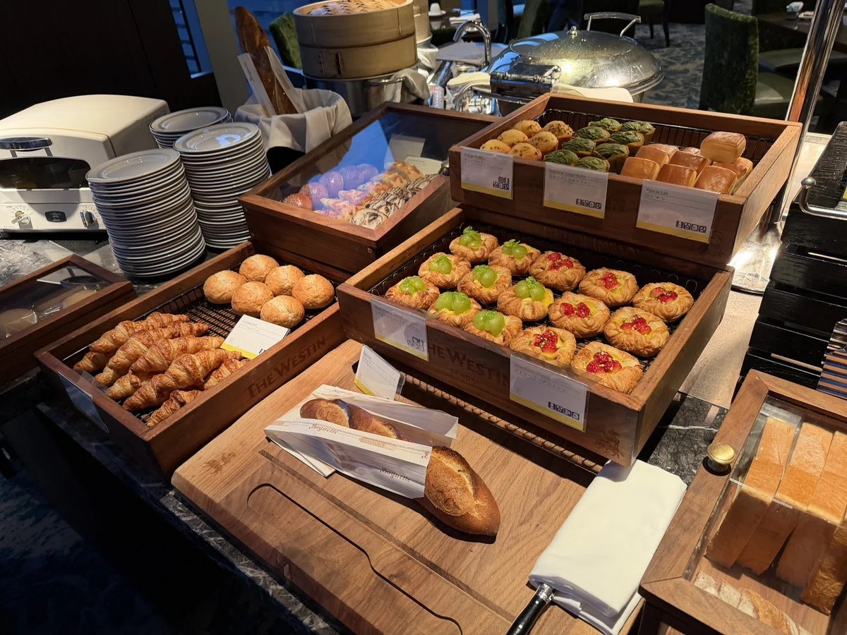 ウェスティン仙台の朝食ビュッフェ。THE WESTIN SENDAIの焼き印が入った木箱にクロワッサンやデニッシュが並ぶ