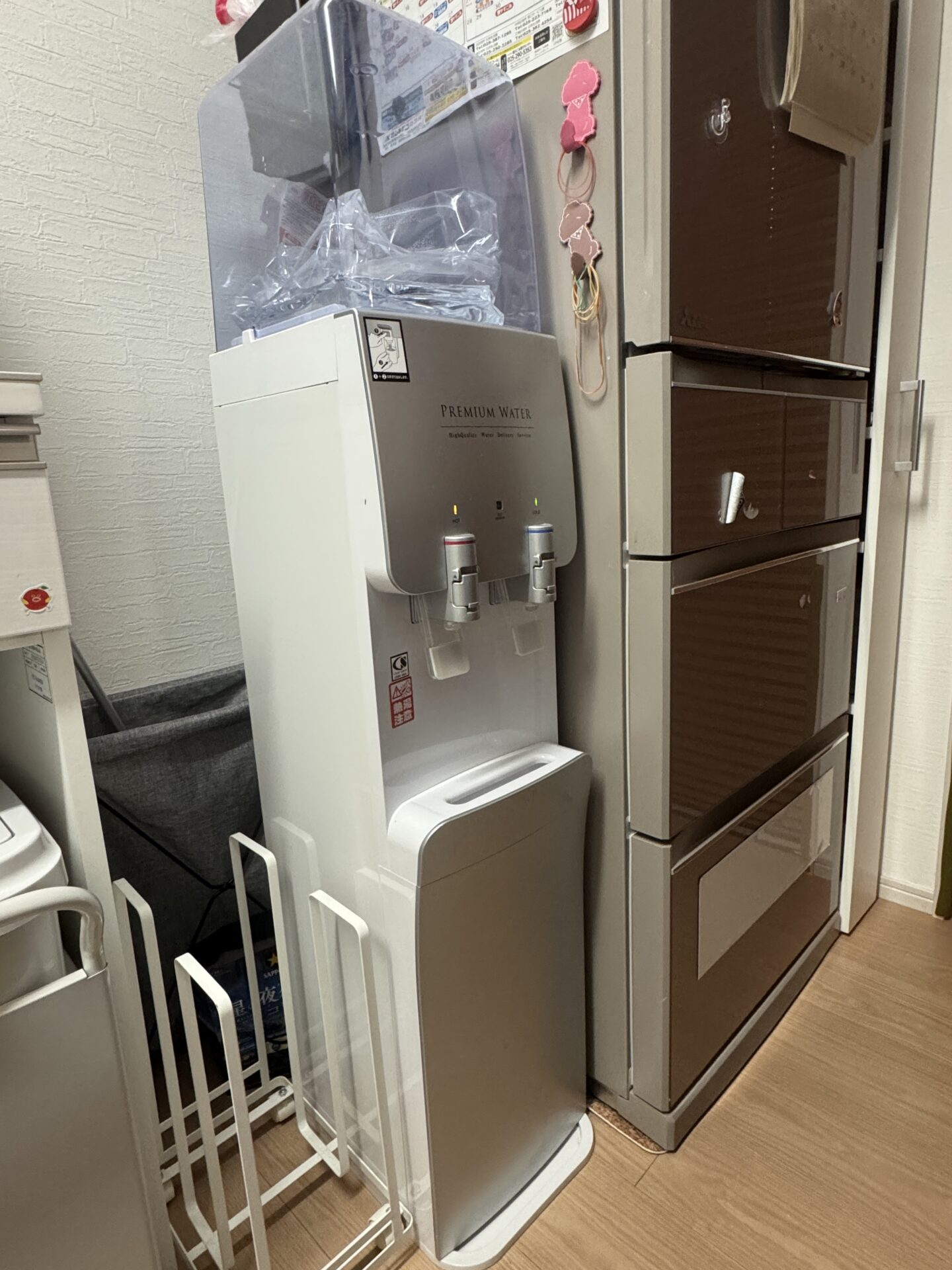 キッチンの冷蔵庫の横に設置している実際のプレミアムウォーターのサーバー本体の写真